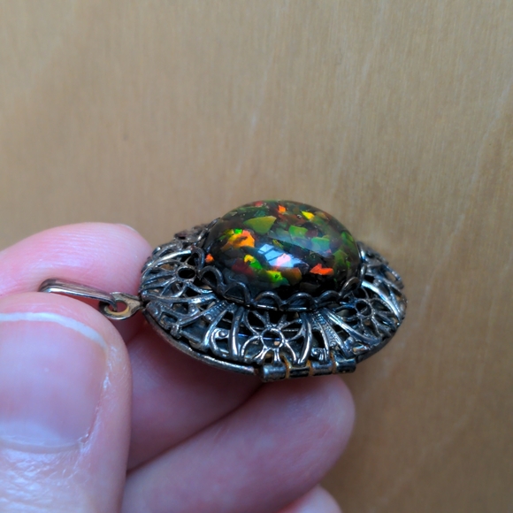 Vintage filigree locket pendant with opal-like center cabochon - Picture 12 of 14